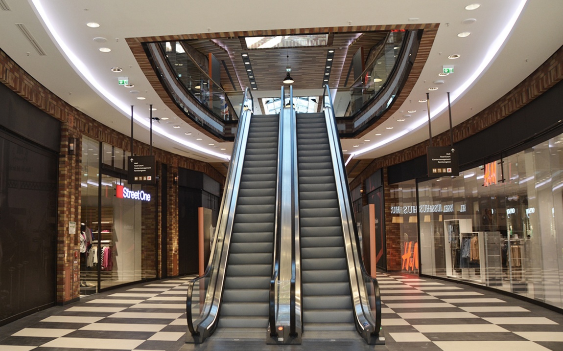 Fahrtreppe Eingang farbig